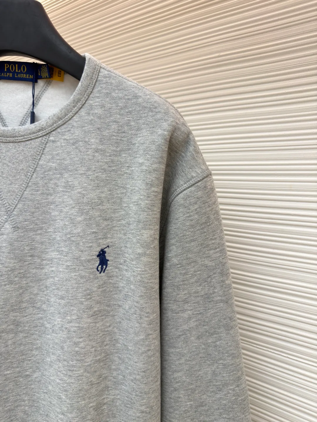 Ralph Lauren logo embroidered sweatshirt ●Original version: Purchased and developed at 1690 ●Item No.: 1681541-A15 ●Fabric: Cloud-like honey cotton fleece sweatshirt fabric ●Technology: Made by Hasuo ●Color: Gray ●Version: Fitted version ●Weight: about 430 grams ●Size: S-M-L-XL ●Description: Customized cloud-like honey cotton fleece sweatshirt material, delicate touch, comfortable and skin-friendly, based on matte gray Comes with a layer of soft light filter. Exquisite indigo pony logo is embellished. It is highly recognizable. It has a breath of freedom and vitality. A symphony of pure and smart colors. It outlines a high-end outline with extreme simplicity. It becomes the smart focus of the vision. Shows taste in silence and adopts imported machine embroidery technology. Uses advanced computer control system and precision mechanical components to realize the iconic pony embroidery operation. High precision. The lines are smooth and delicate, using the Hasuo process. Sewing on a specific machine. The high fastness of Haha thread adds visual effects. It is time-consuming and labor-intensive, and the fabrics are washed. It has a better hand feel and texture. It is not easy to deform, shrink or fade. It maintains long-term beauty. The overall wiring is straight and delicate, the fabric is comfortable and soft, and the color is consistent without color difference. It can be matched with the same style to create a fashionable look and control various occasions. Customized accessories, complete with three standards, same style for men and women!
